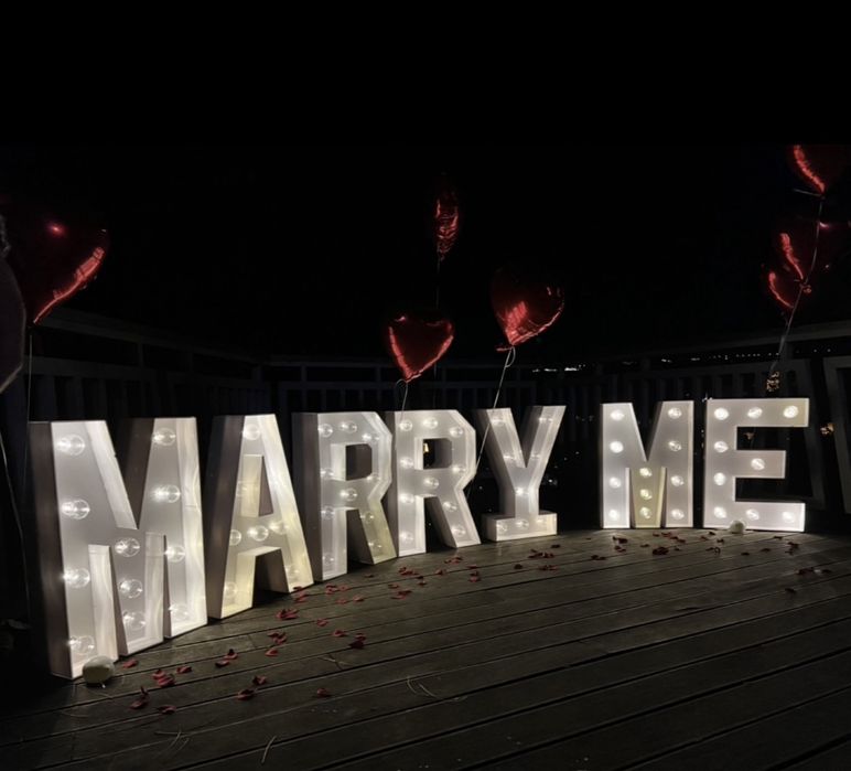 надпис -Marry me