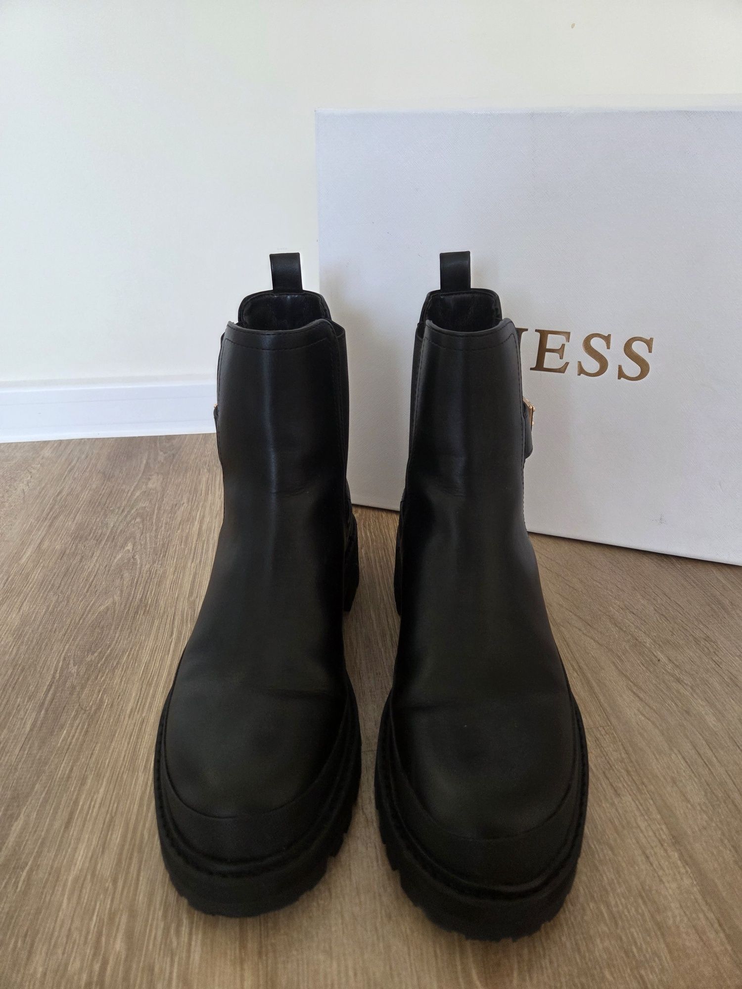 Кожени боти Guess нови