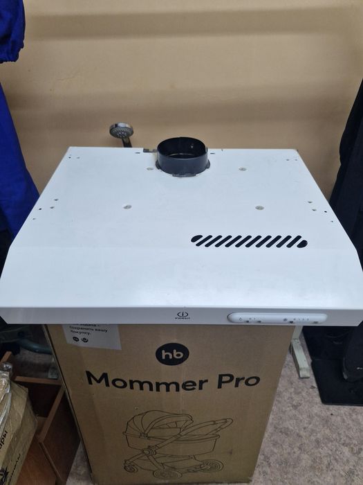 Вытяжка кухонная. Индезит. Рабочая, в хорошем состояние.