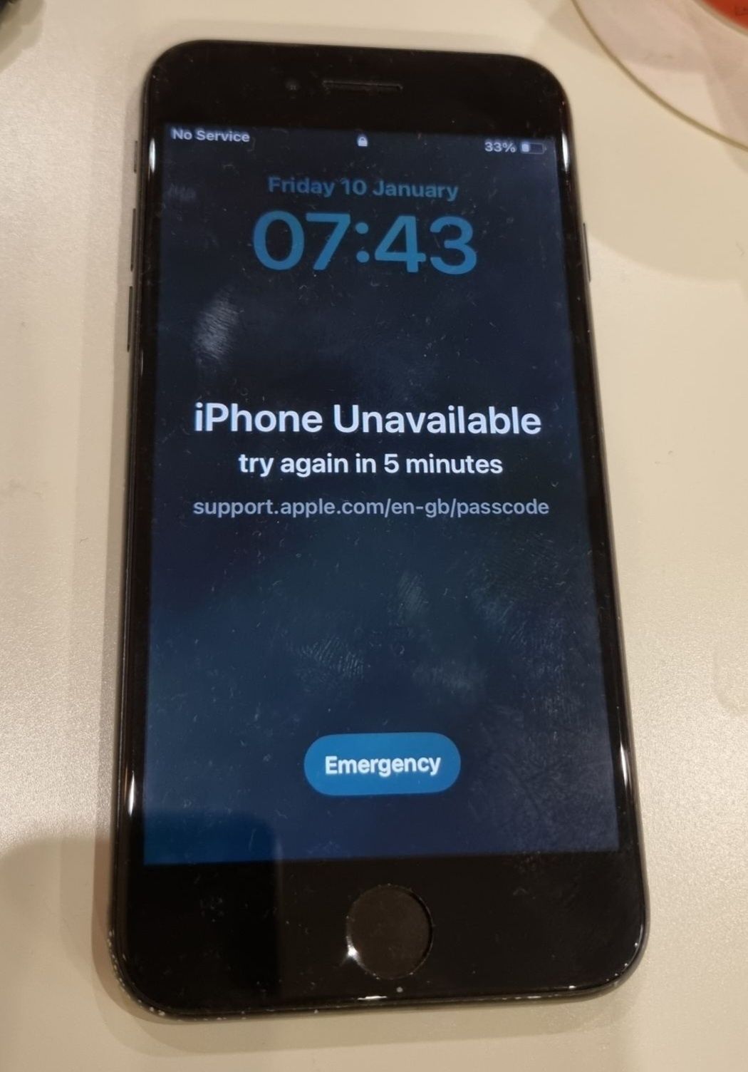 Продавам черен телефон с калъф IPHONE  SE