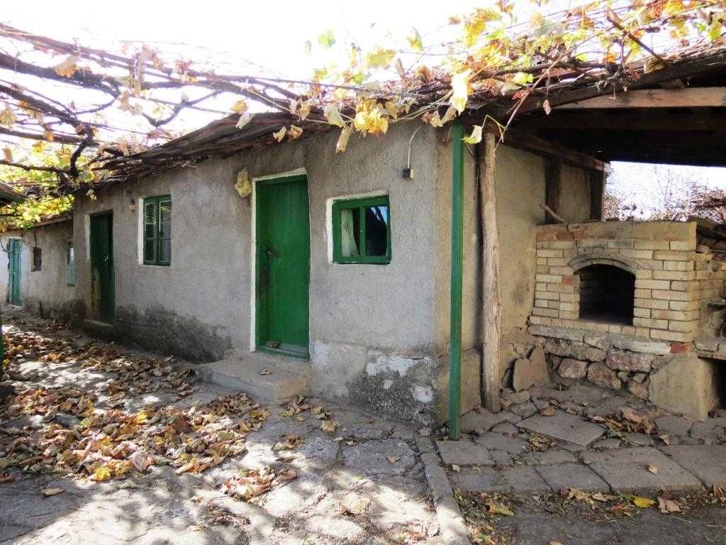 Частично ремонтирана къща в село Кардам на 38км от морето (Дуранкулак)