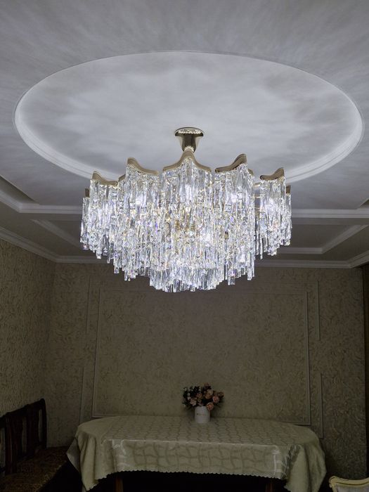 Продам шикарную люстру