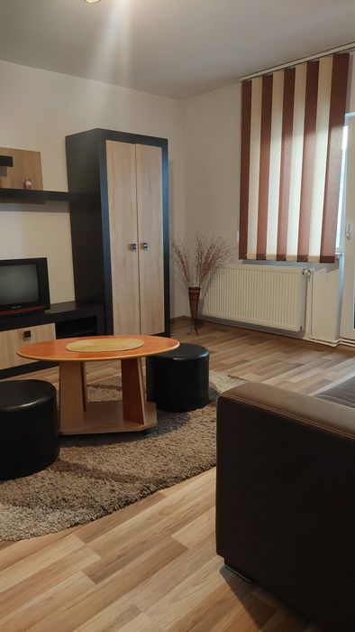 Închiriez garsoniera