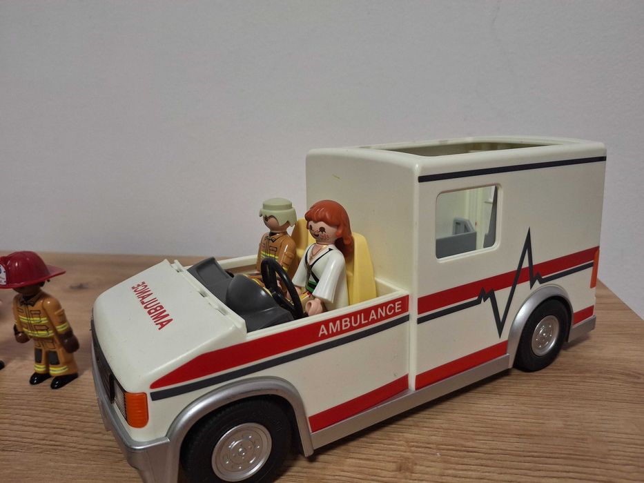 Vand lot cu 6 jucarii Playmobil
