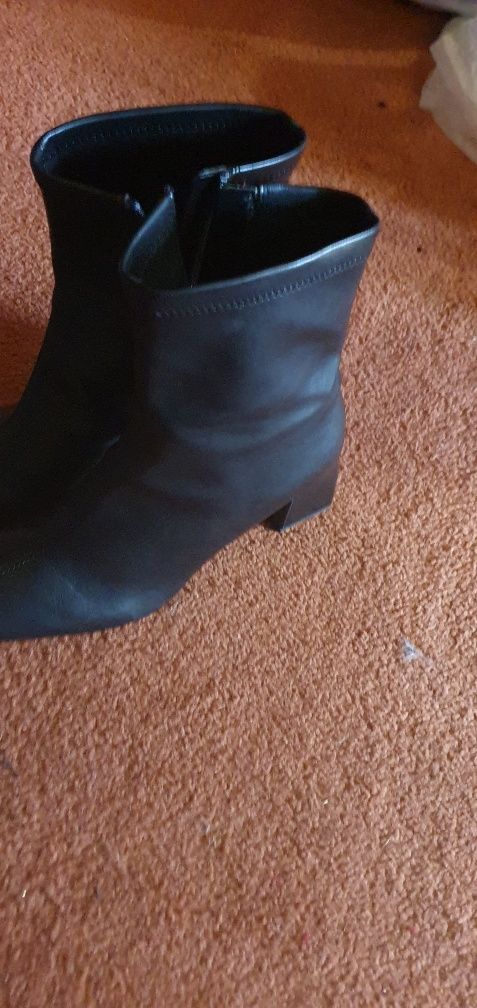 Botine noi bershka mărimea 40