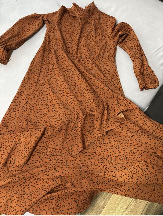 Rochie midi culoarea toamnei -aramiu, marime 36-38, cu volanase