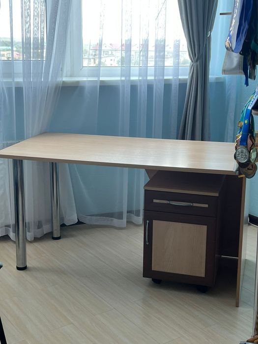 Стол (с тумбочкой внизу)