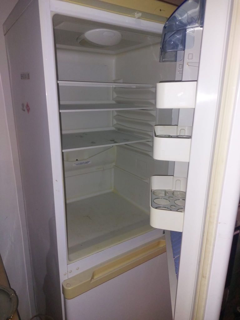Vând frigider preț 350lei