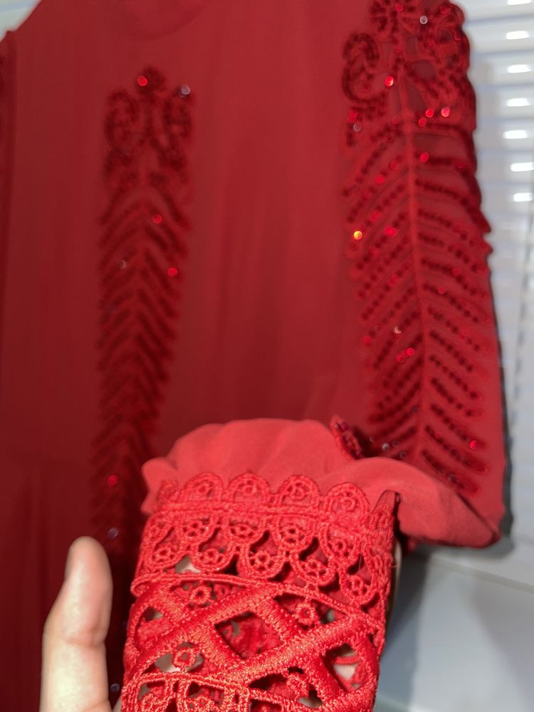 Красное платье с сверкающими камнями