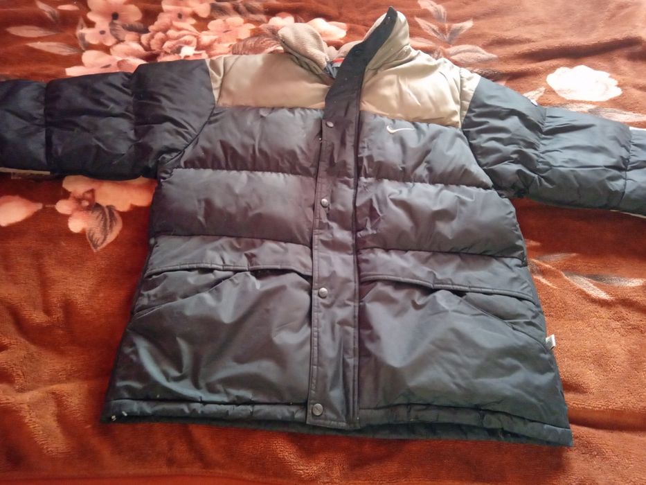 Geaca Nike folosita foarte putin