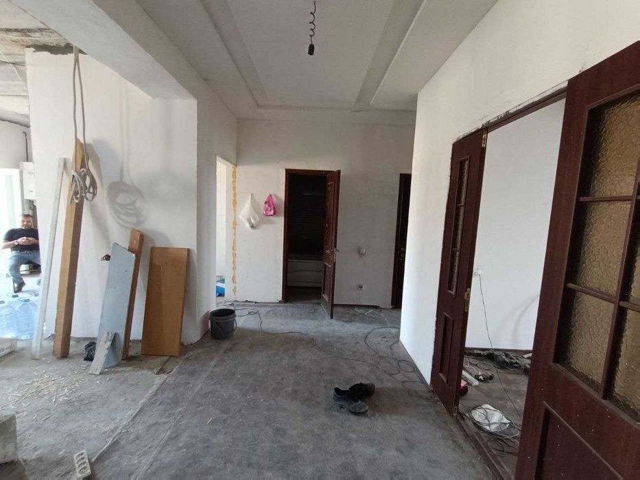 Sergeli 3.Umumiy maydoni 209 kv.m. honadonni sotaman.Dupleks:7-8kavat.