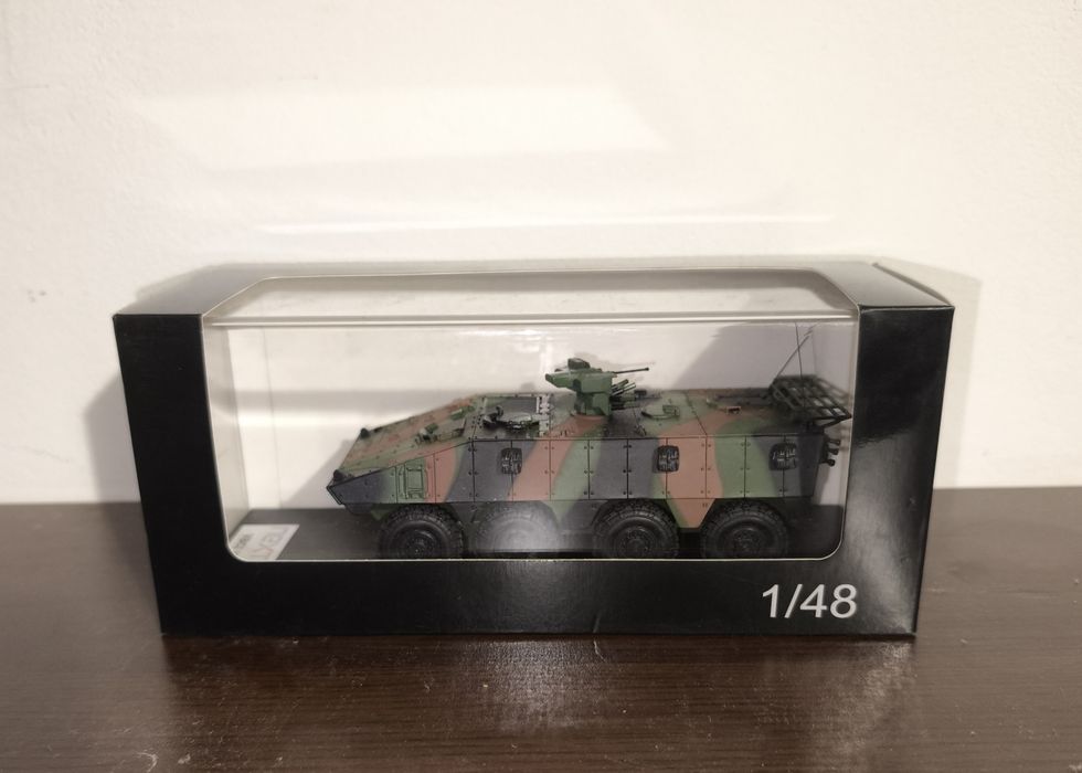 Играчка бронирана военна машина