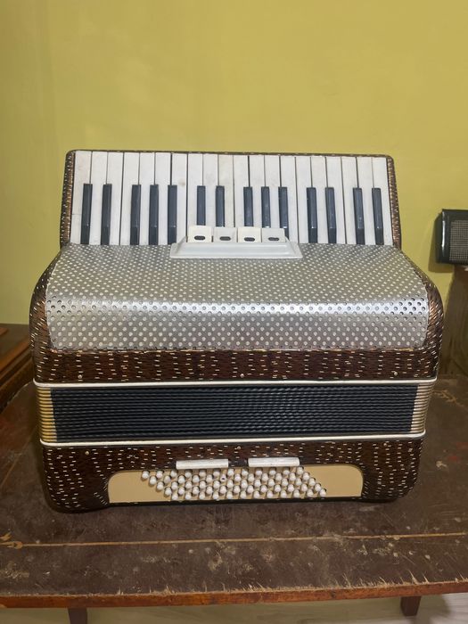 Acordeon sonoră 60 de basi