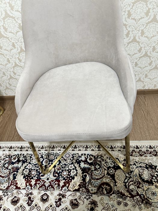 Велюровый кресло жля большой кухни ,красивый,не использованный,новый.,