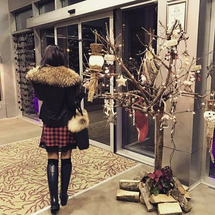 Продавам късо яке естествена кожа и яка от ракун