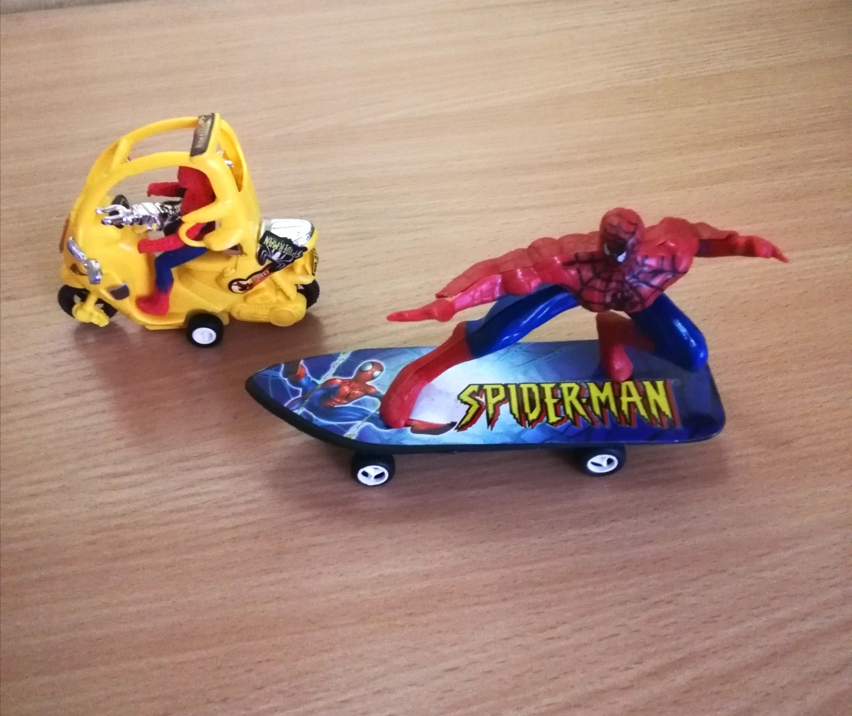Продам игрушки машинка и Spiderman