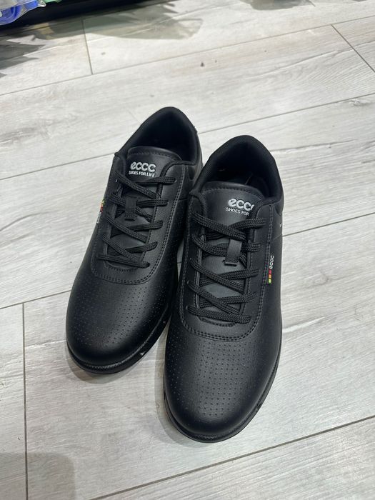 Кроссовки ессо сатилади