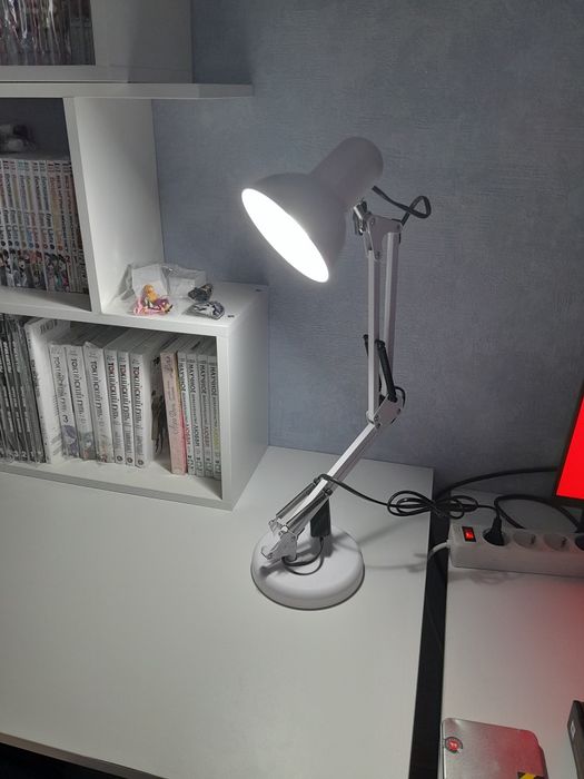 Лампа настольная белая , металл