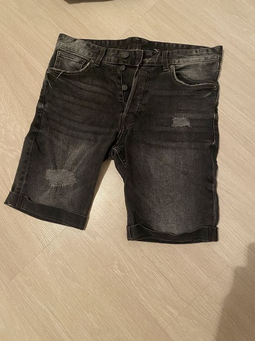 Vand pantaloni de blugi scurti