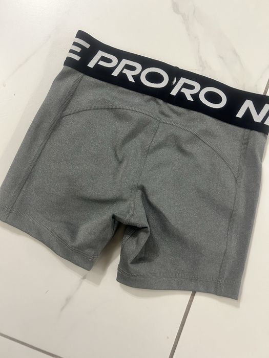 Продавам Новo nike pro