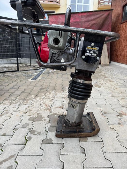 mai-compactor cu motor Honda