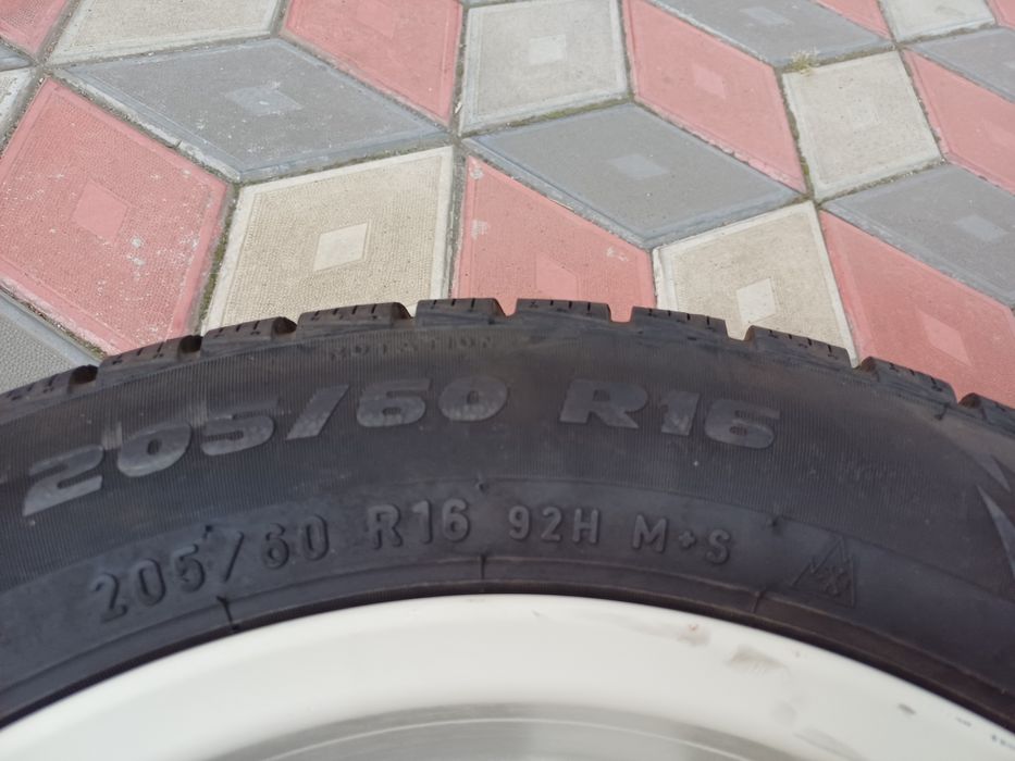 Vând 4 anvelope de iarna 205 60 r16 FORMULA by PIRELLI foarte bune