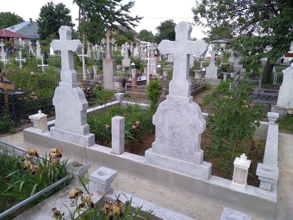 Vând loc de veci