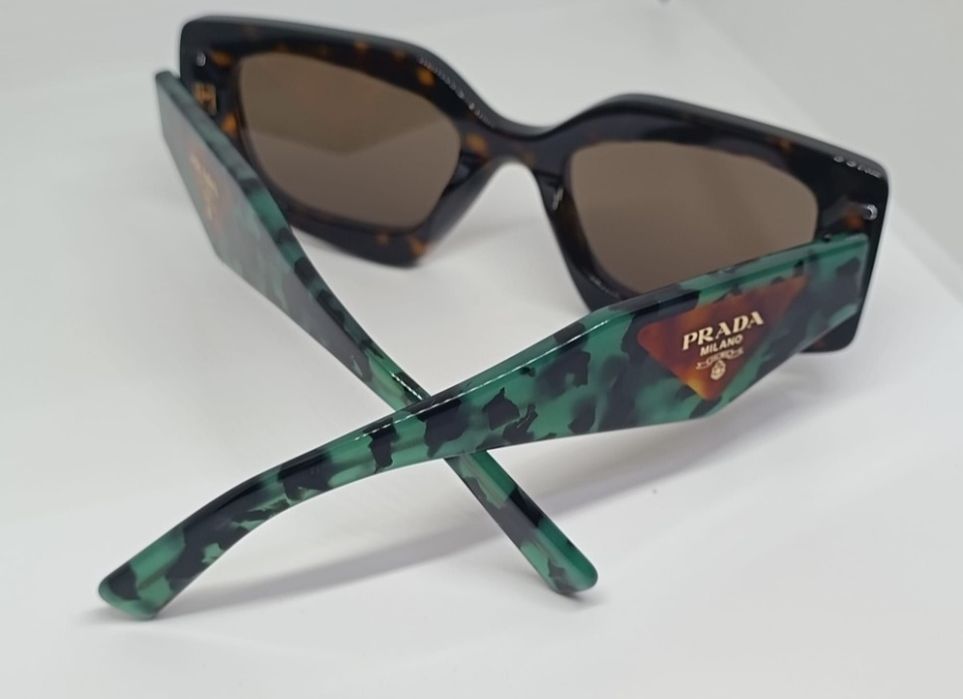 Продавам слънчеви очила Prada SPR 15Y кафяво със зелено