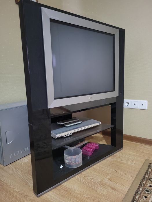 Телевизор LG с подставкой