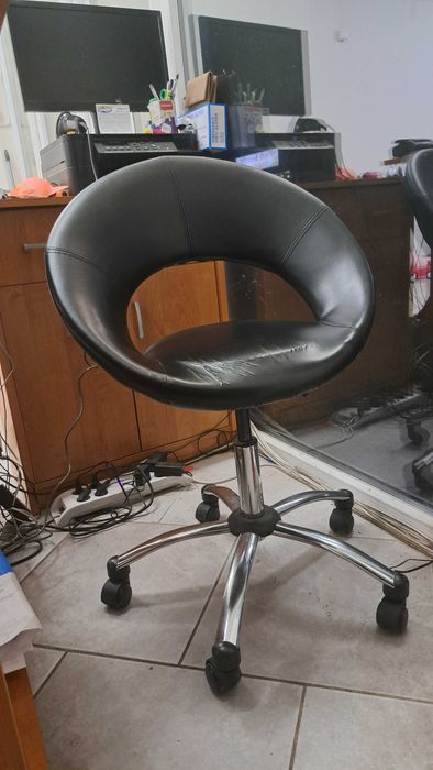 Въртящ кожен стол с повдигащ механизъм