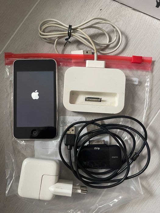 ipod touch 16gb  + stand + FM transmiter +2xcablu/alimentator original