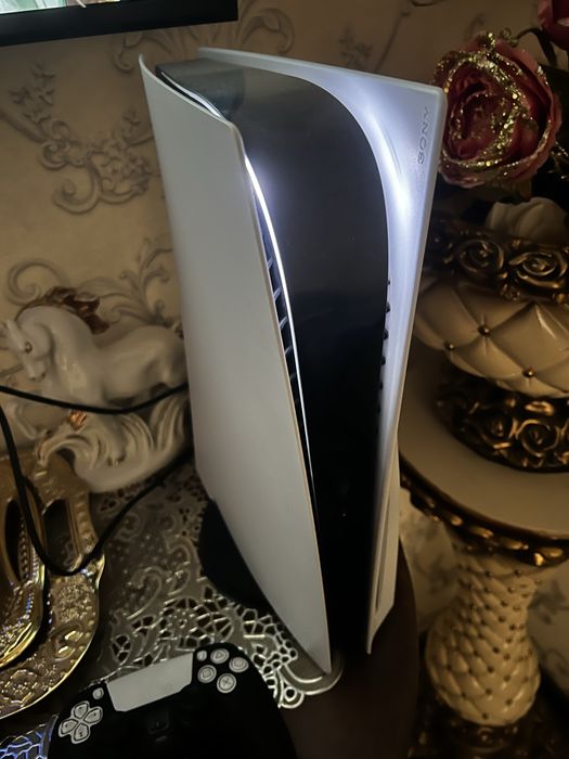 Play Station 5 дисководом состояние новая 2 джойстика 8 игры