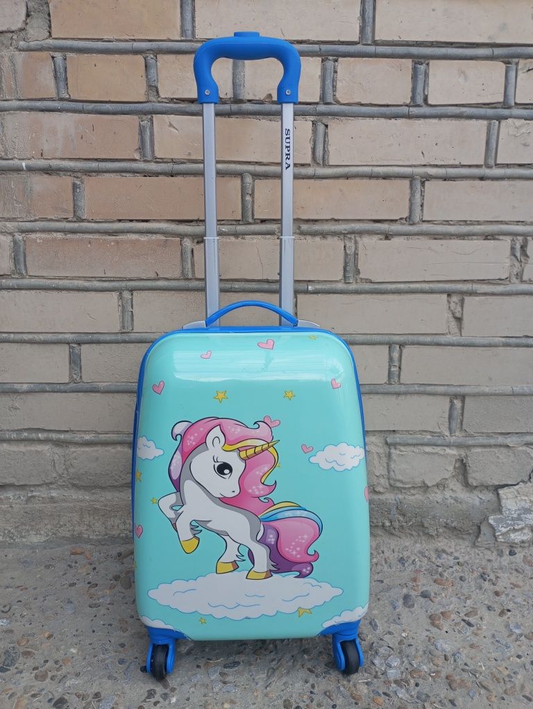 Детский чемодан сотилади