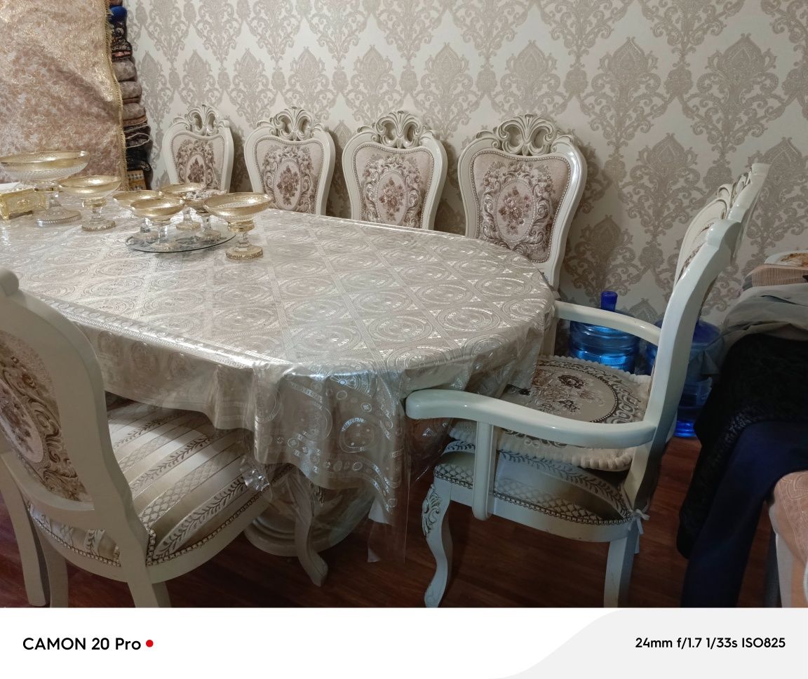 Продаётся стол и стулья