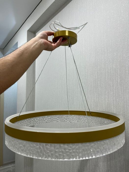 Продам люстру в отличном состоянии