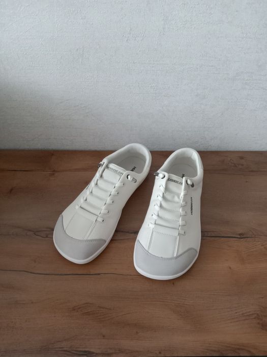 Кроссовки новые продам