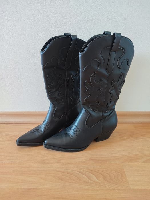 Нова цена 10лв. Черни ботуши