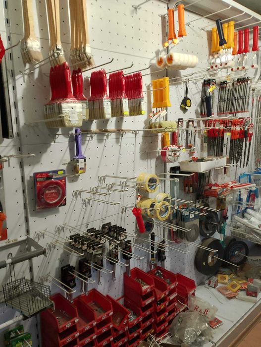 Стелажи за магазин