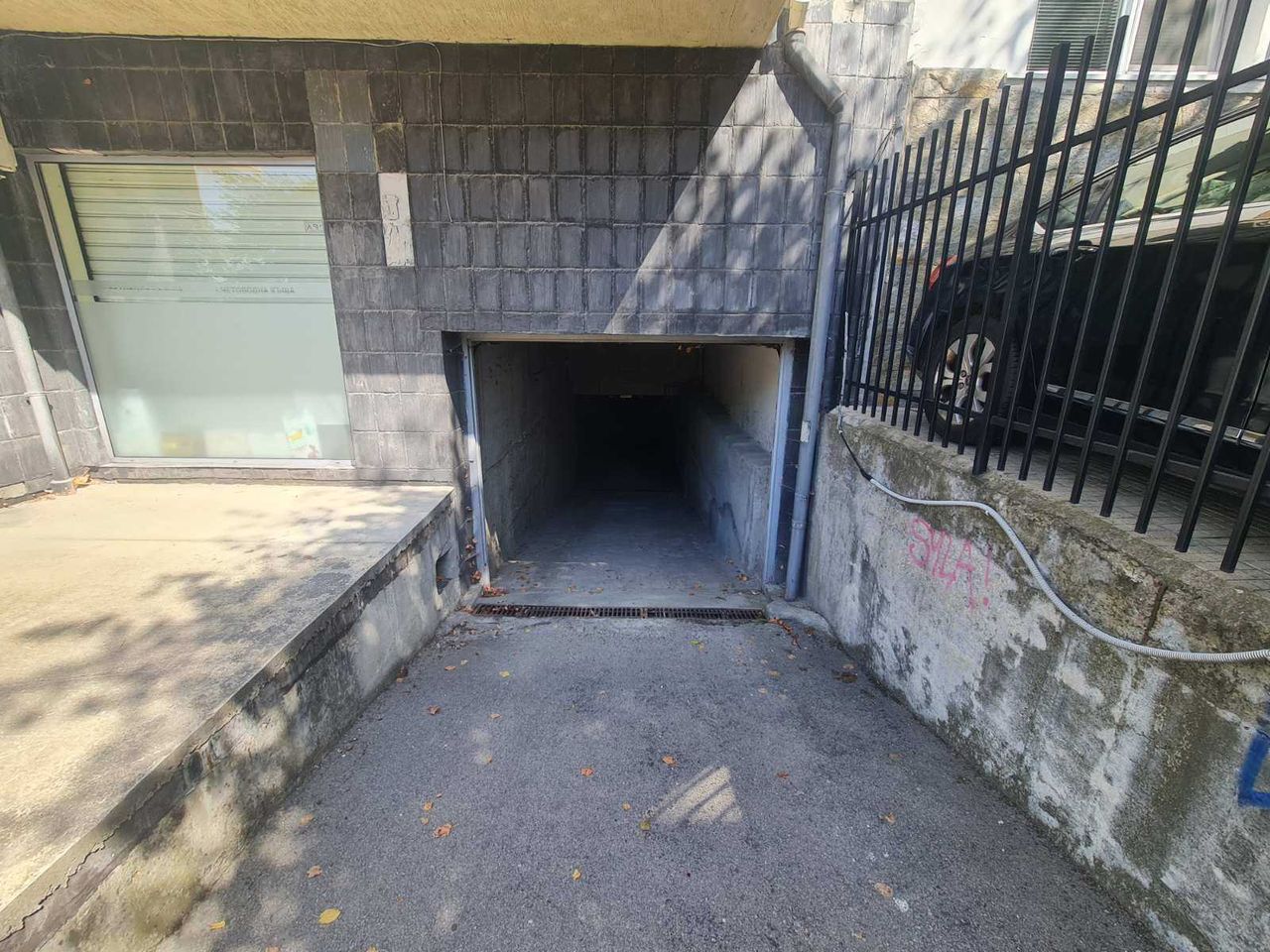 Дава се под наем Гараж / Паркомясто в София, Редута - 25 кв.м за 153 € - Снимка #1