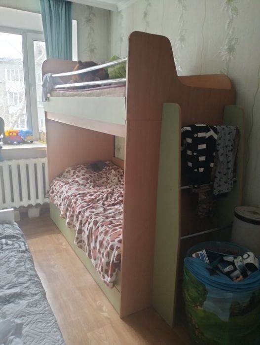 Двух ярусная кровать в нормальном состояние.