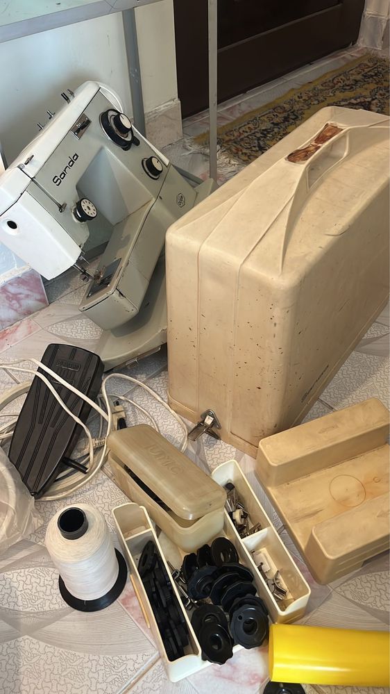 2 mașini de cusut vintage + accesorii, ideal pentru colecționari