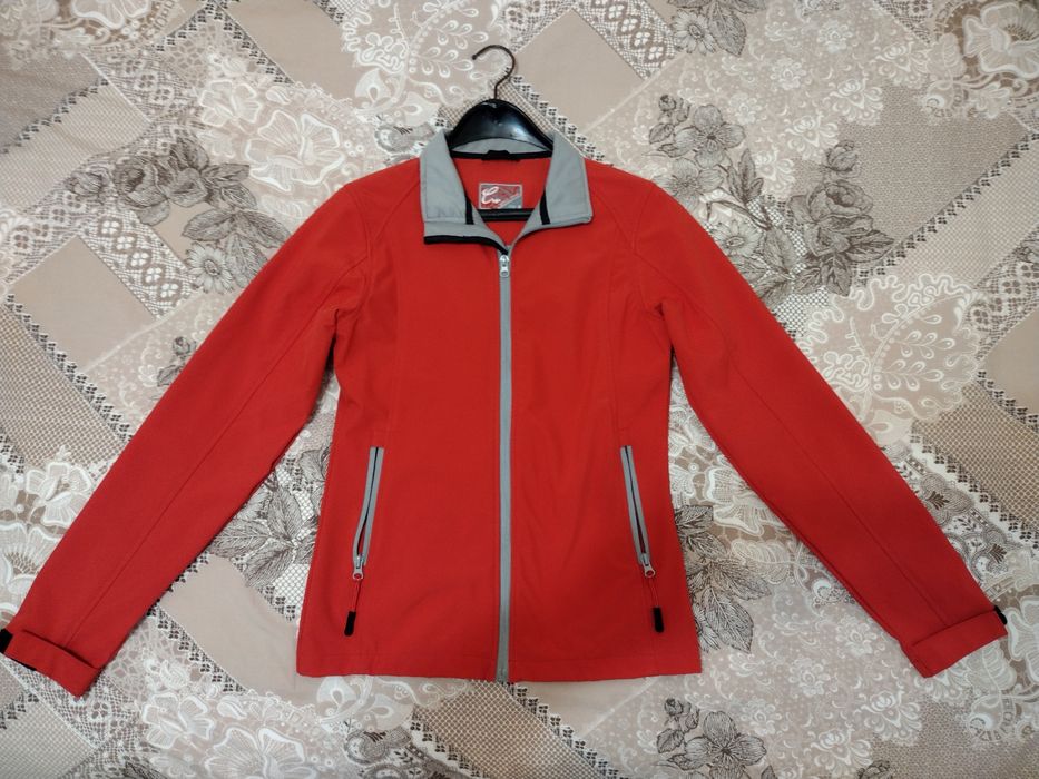 Дамско яке ветровка