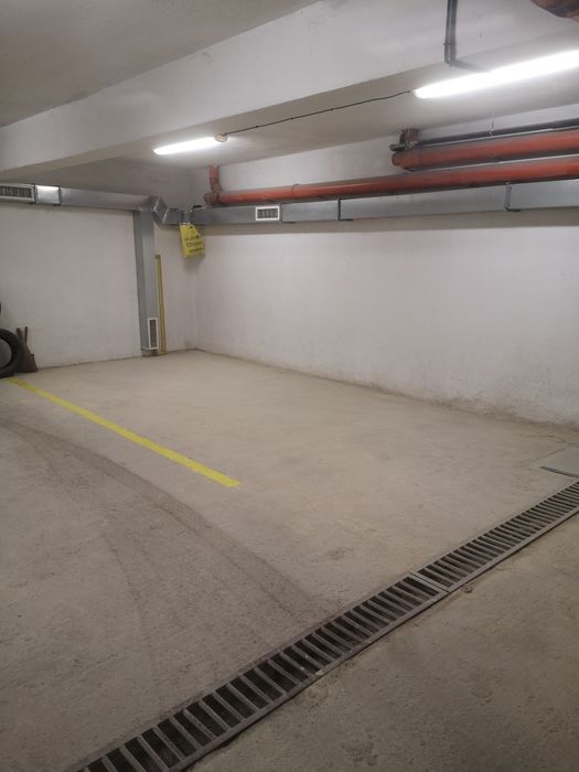 Паркомясто 15к.м за 3 мотора или малък автомобил. Ул. Топола 40 Конфу