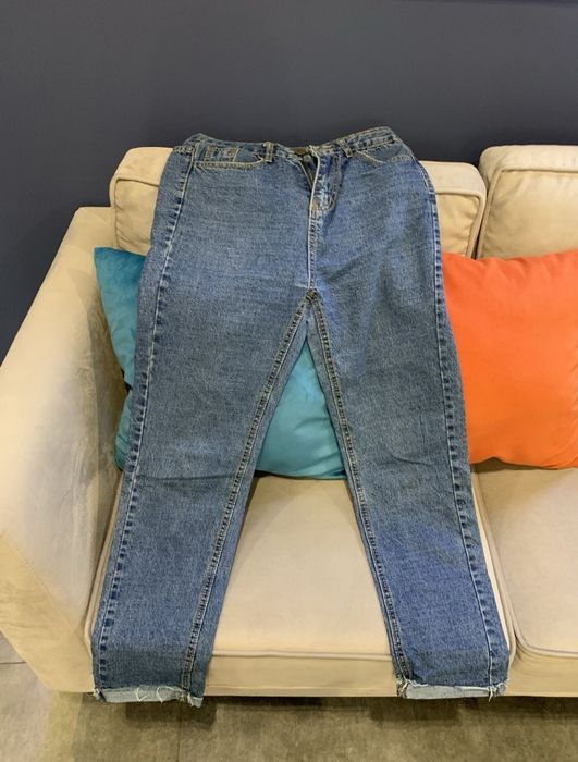 Джинсы высоки, кофта