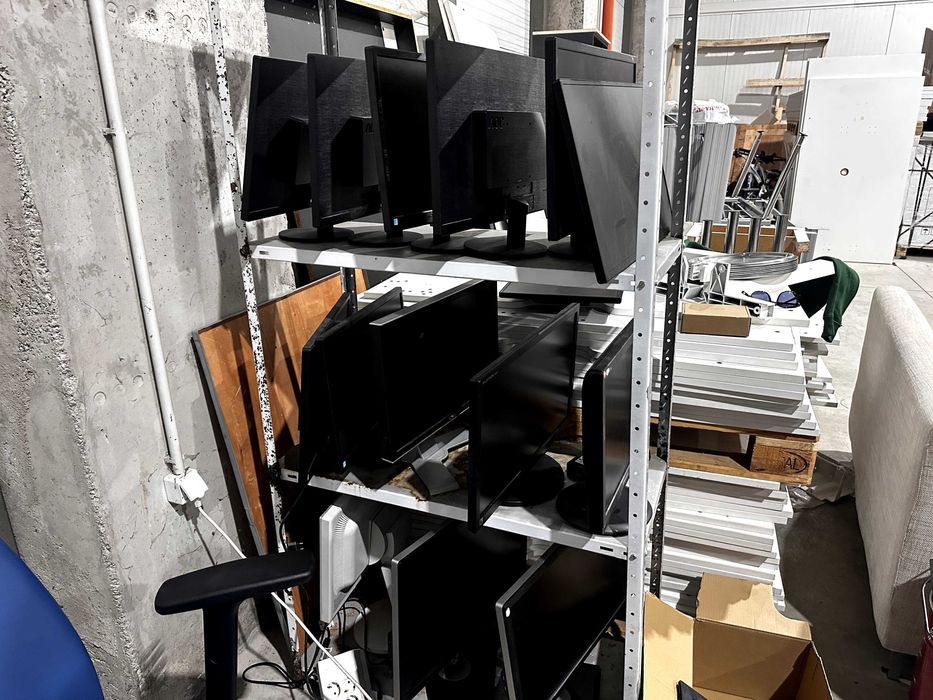 Лот 13 монитора – всички работят – 350 лв.