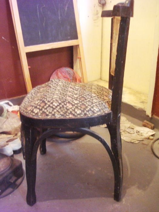 Дървен стол - стар