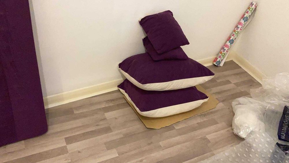 Vand canapea de culoare mov in stare buna