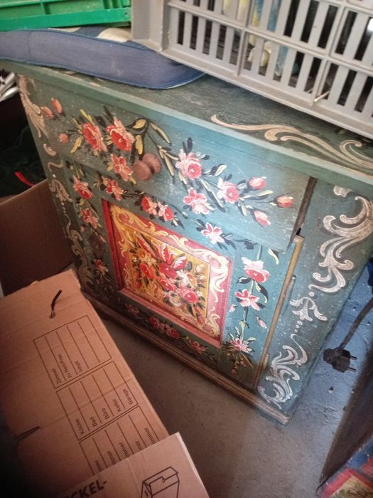 Mobilă veche antică pictată