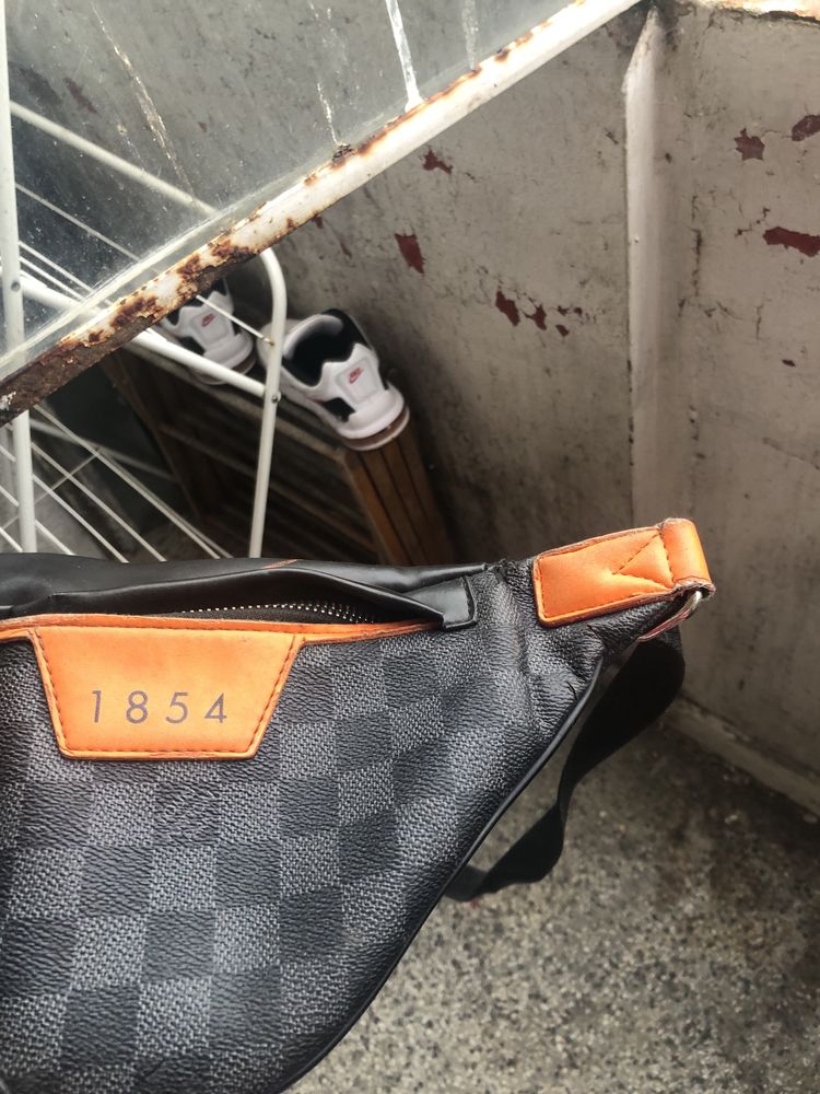 Louis Vuitton чантичка тип през рамо