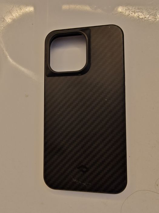 Huse iPhone 13 Pro - Pitaka, Spigen, Apple